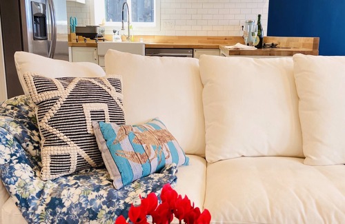 West Seattle Casa | The Waterfront Gray- Retreat on Alki Beach