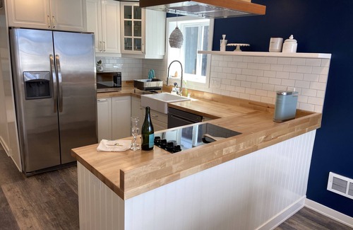 West Seattle Casa | The Waterfront Gray- Retreat on Alki Beach