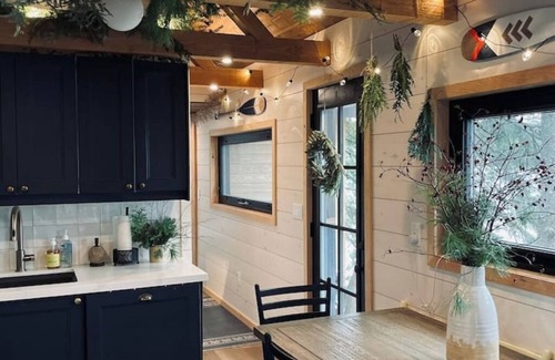 Utterson Casa | The Water’s Edge * * Unique Muskoka Treehouse * *