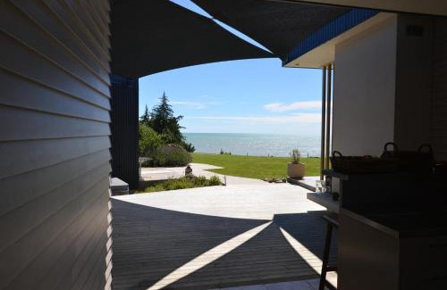 Tasman Cabina | The Waters