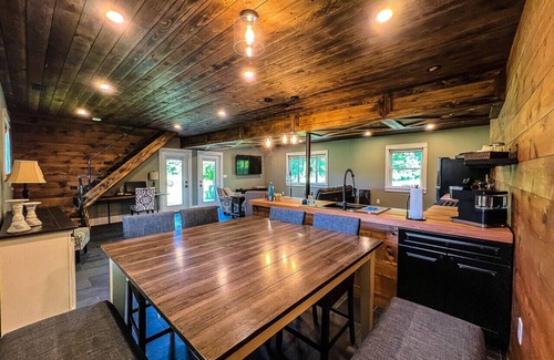 Orange Apartamento | Modern Farmhouse Near Cleveland Chagrin Falls Cuyahoga Valley National Park