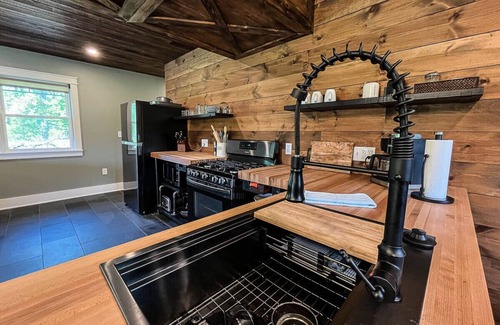 Orange Apartamento | Modern Farmhouse Near Cleveland Chagrin Falls Cuyahoga Valley National Park