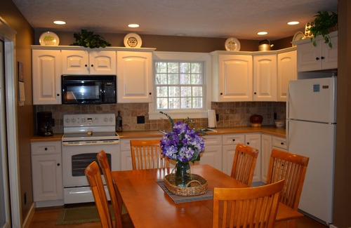 Lake Ann Cabaña | The Wayberry Cottage-Beautiful Retreat-Close to Nature
