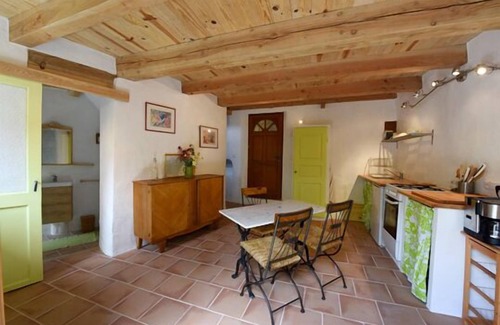 Mollans-sur-Ouveze Cabaña | La riqueza de la naturaleza en el corazón de un pueblo.