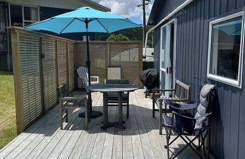 Te Mata Cabina | 'The Wee Crib'. Views to the water and pet friendly!n