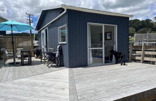 Te Mata Cabina | 'The Wee Crib'. Views to the water and pet friendly!n
