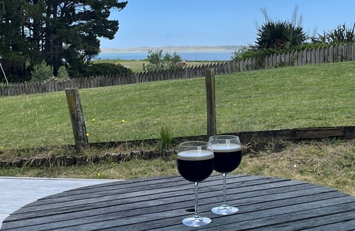 Te Mata Cabina | 'The Wee Crib'. Views to the water and pet friendly!n