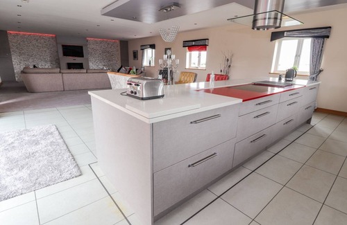 Towyn Cabaña | THE WENDOVER, pet friendly, luxury holiday cottage in Towyn