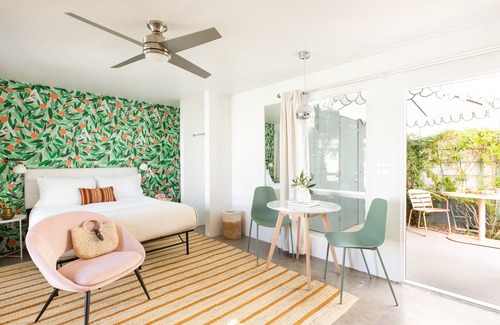 Tahquitz River Estates Hotel | Posh Queen Studio at Wesley Hotel