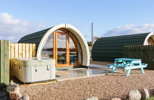 Burtonport Cabaña | THE WHEELHOUSE POD NO. 1, romantic in Burtonport, County Donegal