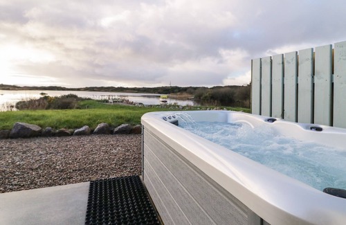 Burtonport Cabaña | THE WHEELHOUSE POD NO. 3, romantic in Burtonport, County Donegal