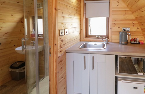 Burtonport Cabaña | THE WHEELHOUSE POD NO. 6, romantic in Burtonport, County Donegal