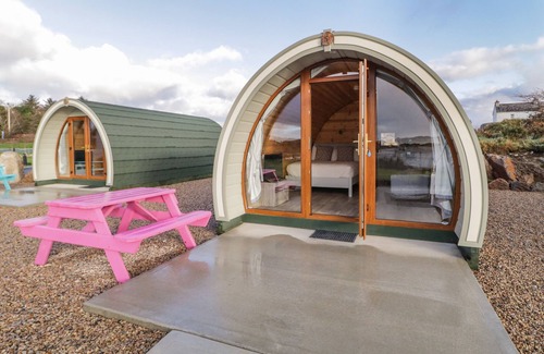 Burtonport Cabaña | THE WHEELHOUSE POD NO. 5, romantic in Burtonport, County Donegal
