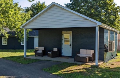 Milroy Cabina | The Whispering Pines - Hartman Center