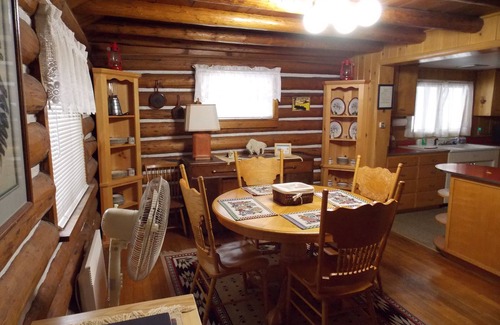 West Yellowstone Cabina | The White Buffalo rustic cabin located in the middle of West Yellowstone, MT