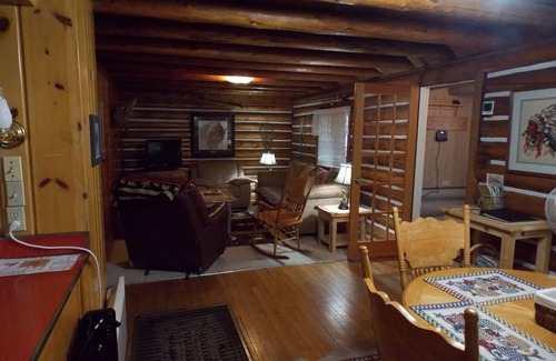 West Yellowstone Cabina | The White Buffalo rustic cabin located in the middle of West Yellowstone, MT