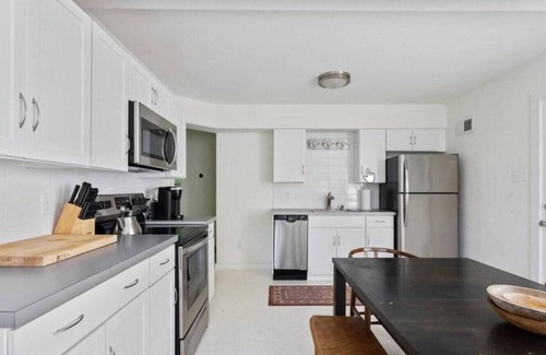Shorewood-Tower Hills-Harbert Casa | The White Cottage: Updated & Bright with 7 Beds!