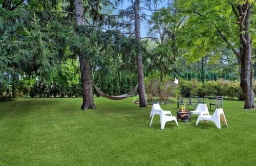 Shorewood-Tower Hills-Harbert Casa | The White Cottage: Updated & Bright with 7 Beds!