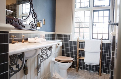Hampton Wick Hotel | The White Hart Hotel