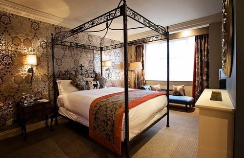 Hampton Wick Hotel | The White Hart Hotel