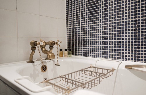 Hampton Wick Hotel | The White Hart Hotel