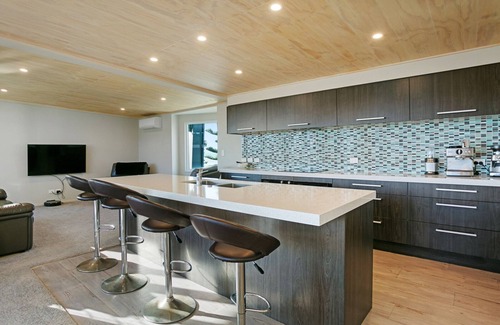 Waihi Beach Cabaña | The White Haus - Waihi Beach Upstairs Holiday Unit