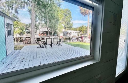 Weeki Wachee Gardens Casa | The White House at Weeki Wachee