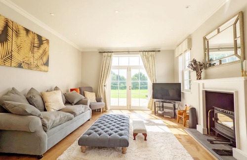 Kingsley Casa | The White House - Bordon