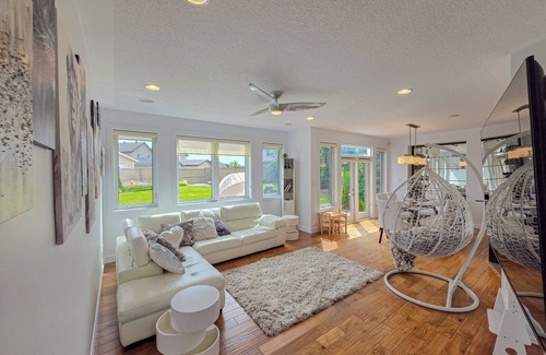 Southwest Edmonton Casa | The White House