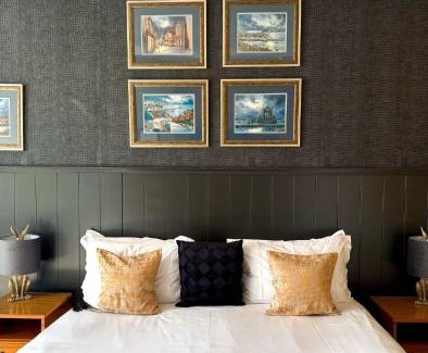 Whitby Hotel | The White House Inn - Whitby
