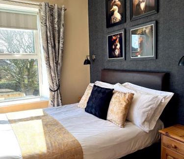 Whitby Hotel | The White House Inn - Whitby
