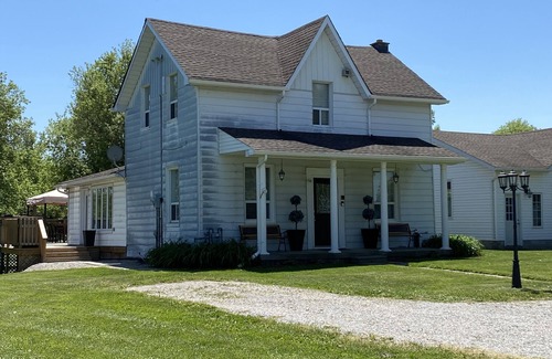New Tecumseth Cabaña | THE WHITE HOUSE ON THE HILL - Beautiful Country Home