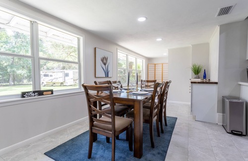 Gainesville Casa | The White House - Remodeled quaint home with spacious yard - 2.5 miles from UF