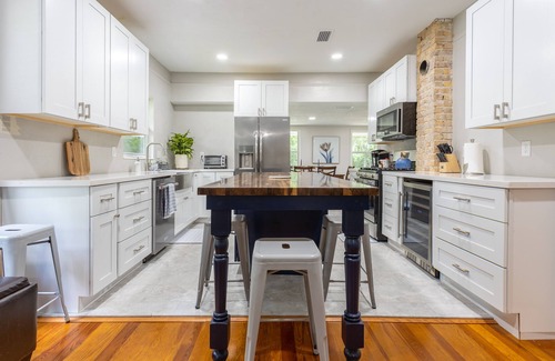 Gainesville Casa | The White House - Remodeled quaint home with spacious yard - 2.5 miles from UF