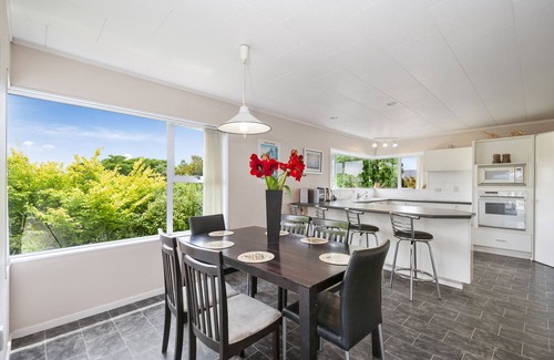 Wharewaka Cabaña | La Casa Blanca - Taupo Holiday Home