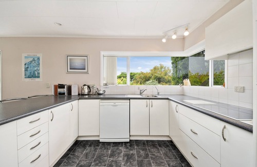 Wharewaka Cabaña | La Casa Blanca - Taupo Holiday Home