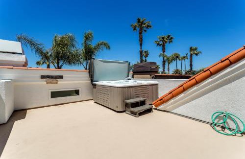 Huntington Beach Casa | The White House with spa, bikes and steps to the beach and down town main street shops and dining