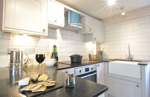 Homersfield Cabaña | THE WHITE HOUSE WITH STUDIO, pet friendly, with open fire in Wortwell