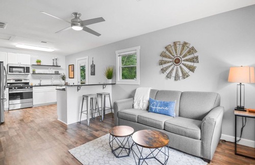 Woodstock Casa | The White Little House near Downtown Woodstock