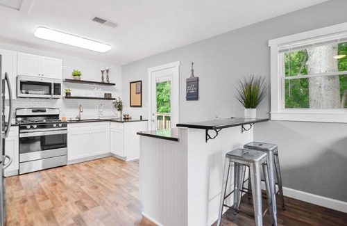 Woodstock Casa | The White Little House near Downtown Woodstock