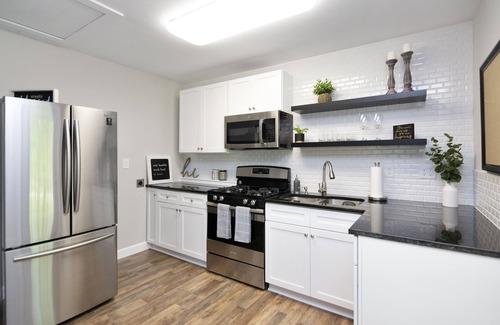 Woodstock Casa | The White Little House near Downtown Woodstock