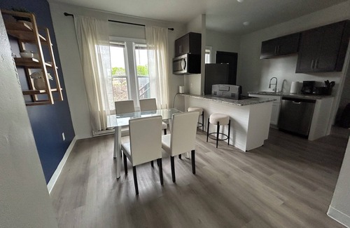 New Center Detroit Apartamento | The White Lotus - Premium King Bed | 400mbs Wifi | 7-minDT | Work Station