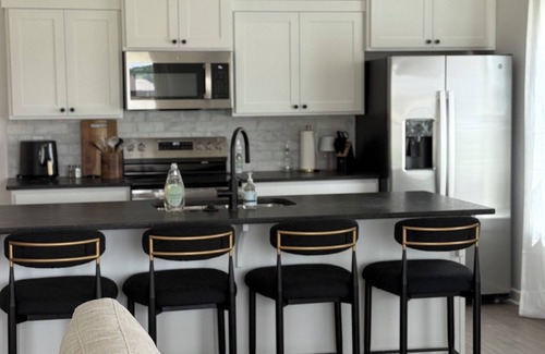 Uniontown Casa | The White Lotus - walking distance to ACHE or ARCBest