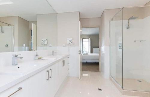 Scarborough Apartamento | The White Pearl Apartment Direct Ocean Views Top Floor