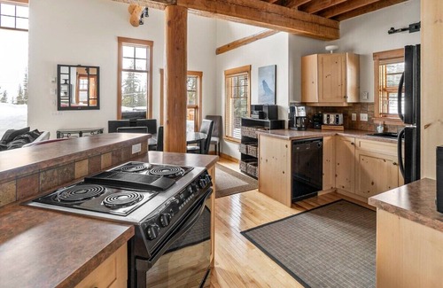 Snow Pine Estates Chalet De Esquí | The White Room | Priv. Hot Tub & Ski In/Ski Out