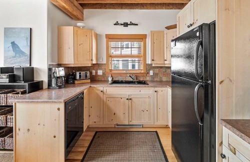 Snow Pine Estates Chalet De Esquí | The White Room | Priv. Hot Tub & Ski In/Ski Out