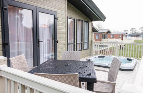 Allerthorpe Cabina | The White Rose Lodge with Hot Tub