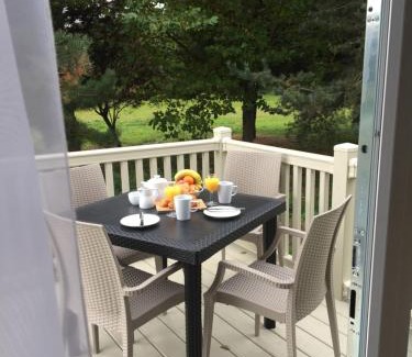Allerthorpe Cabina | The White Rose Lodge with Hot Tub