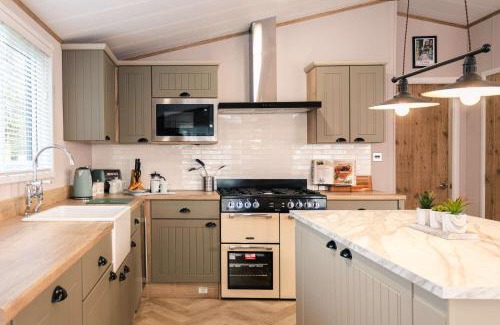 Allerthorpe Cabina | The White Rose Lodge with Hot Tub