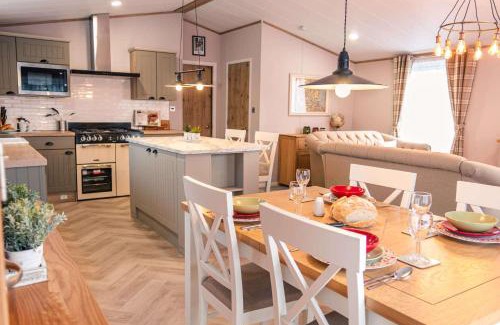 Allerthorpe Cabina | The White Rose Lodge with Hot Tub
